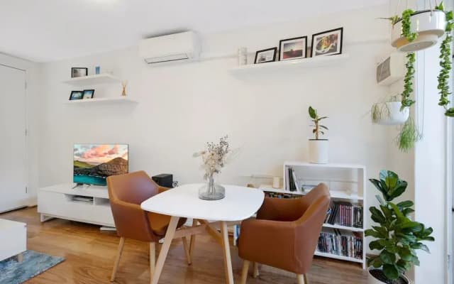 Snug St Kilda Apartment With Private Courtyard - photo 5