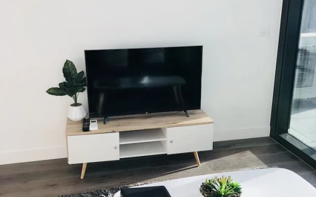 Explore Docklands Lovely Apartment LVL8 - photo 4