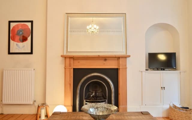 2 Bedroom Morningside Flat - photo 2