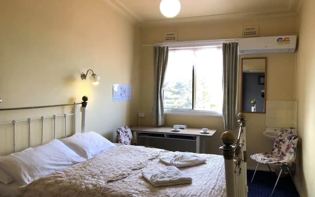 Clarendon Motel and Guesthouse - photo 2