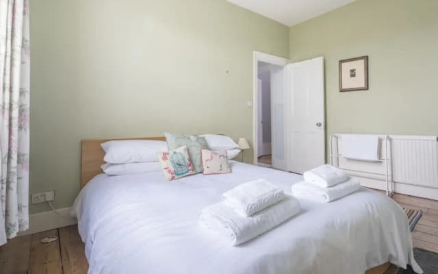 Bright Family Home in Angel with Patio - photo 3