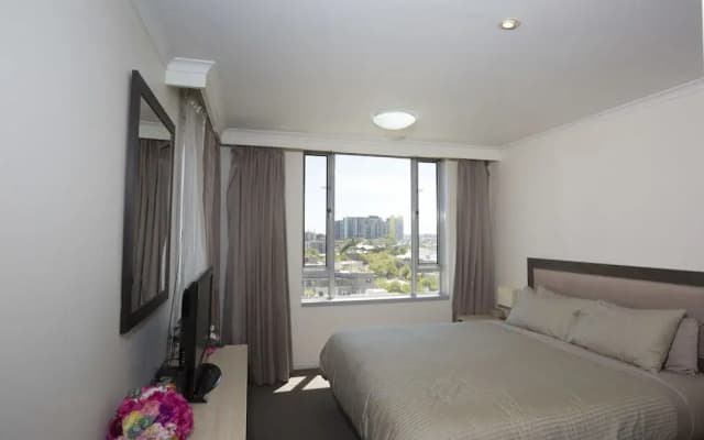 Stunning 2 Bedroom Apartment - photo 3