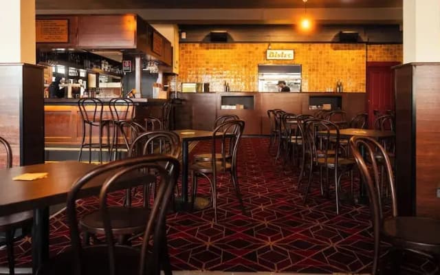 The Bat & Ball Hostel - photo 4
