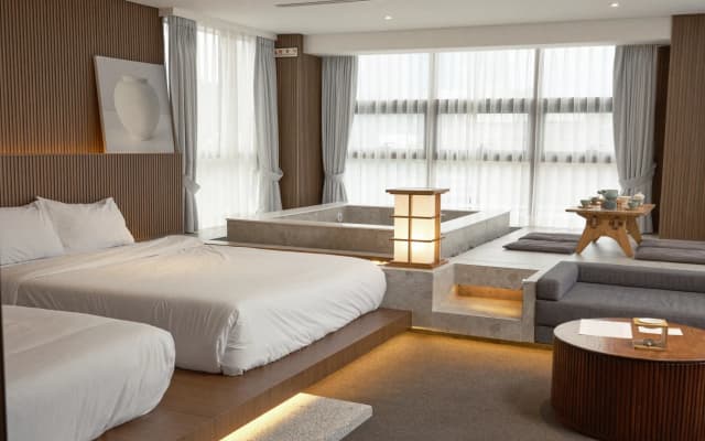 UH Hotel - photo 5