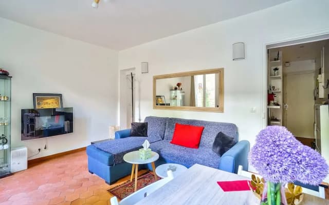 Charming 2 Room Apartment Near Square Louise-michel - photo 5