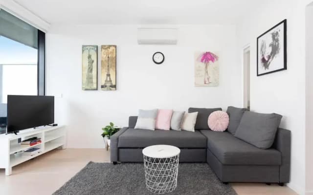 South Yarra City View Apartment with Car Park, Amazon Alexa, Spotify, Netflix, and WiFi - photo 2