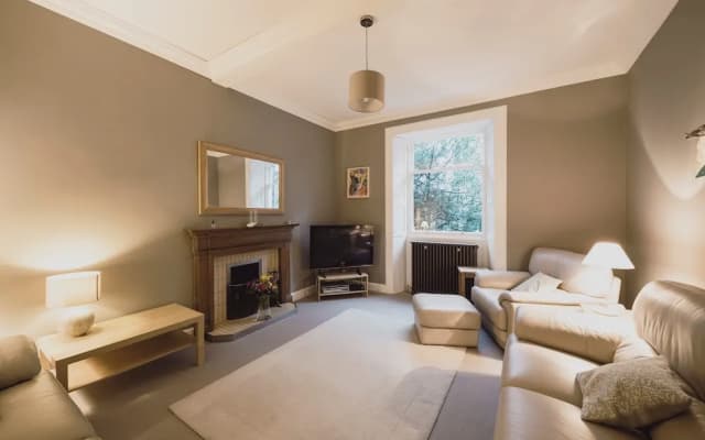 Beautiful 3 Bedroom Georgian Townhouse With Parking - photo 4