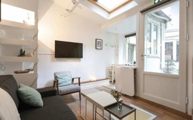 Small House Near the Eiffel Tower - photo 2