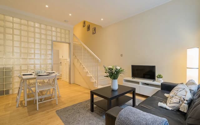 2 Bed Grassmarket Apartment - photo 3