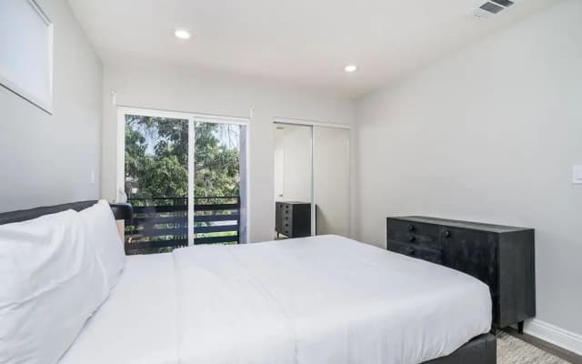 Brand NEW Luxury Modern 3bdr Townhome In Silver Lake - photo 2