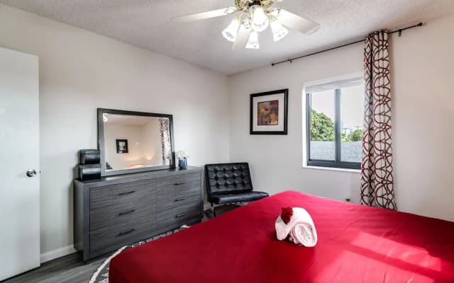 2 Bed2 Bath House with Backyard Jacuzzi - photo 2