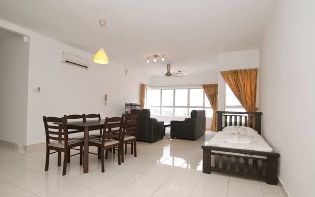 Comfy 3BR Home With Klcc View - photo 2