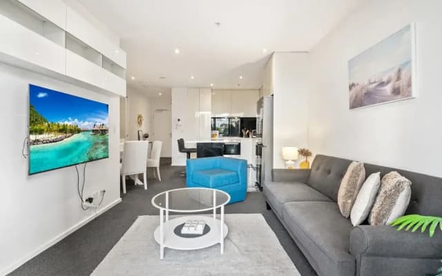 Stylish Southbank 2-bed Flat w/ Balcony - photo 4