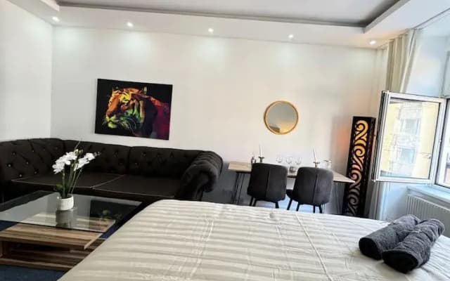 Spacious 7BR Apartment Prime Location - photo 5