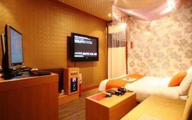 Plum Hotel - photo 2