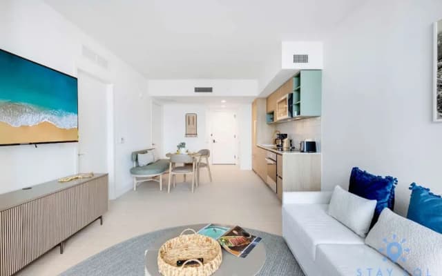 Oasis 1BR Apartment With Pool - photo 2