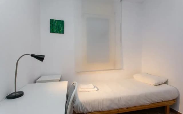 Spacious & Quiet 4 Bedroom Apartment - photo 4