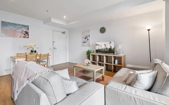 Central 2-bed Apartment With Parking, - photo 5