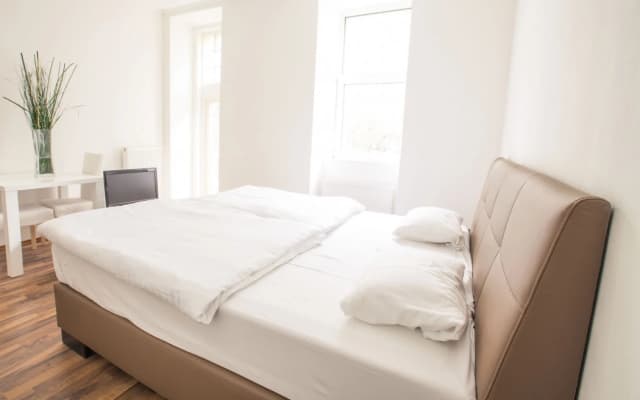Grand Central Studio Apartments - photo 2