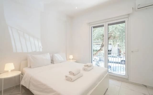 Sophisticated Modern Apt in Athens - photo 2