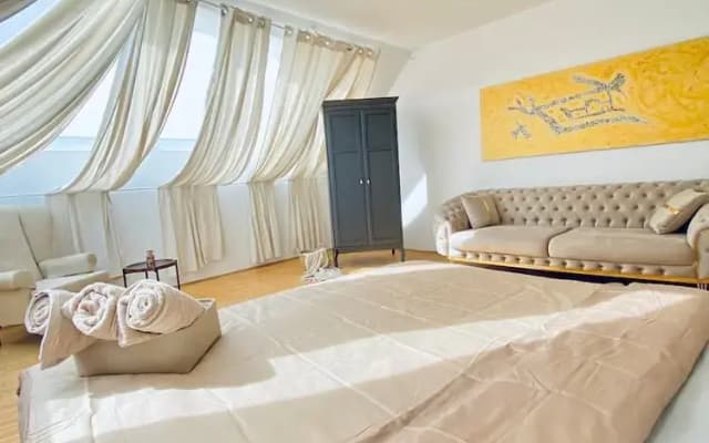 Comfy 3BR Apt With Living Room Balcony - photo 3