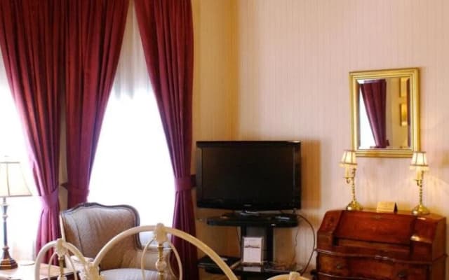 Nob Hill Inn - photo 4