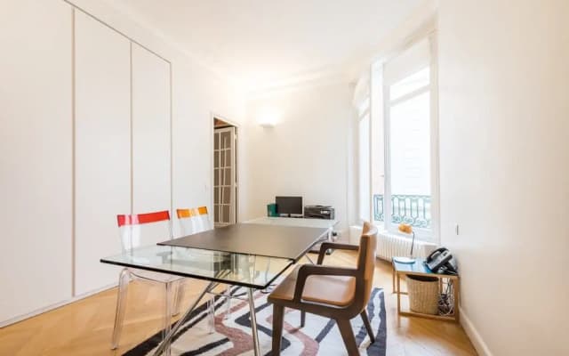 Four Saint Germain - Elegant Spacious 3 BDR Apartment in the Heart of Saint Germain - photo 2