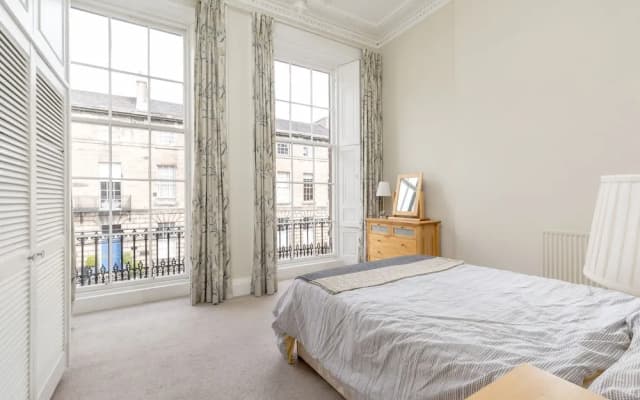 Light and Spacious 2 Bedroom Flat in Heart of Edinburgh - photo 3