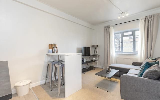 Imperial Suite in Swiss Cottage - photo 5