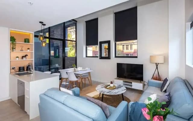 Unwind Bond Quarter Apartment 106 - photo 2