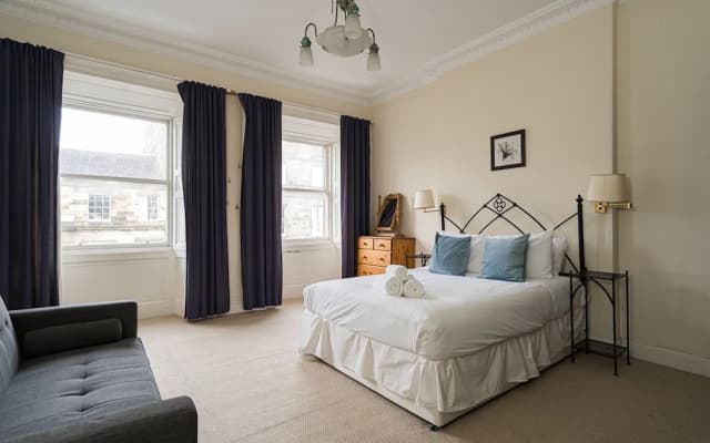 Spacious 3BR New Town Apartment - photo 3