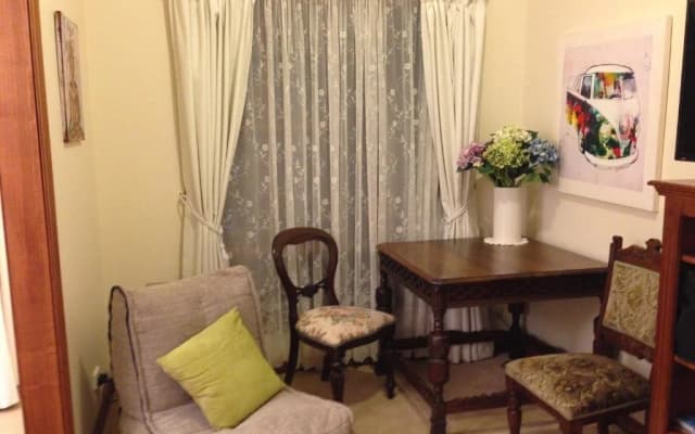 Mornington Cherry Blossom Bedsit - photo 3