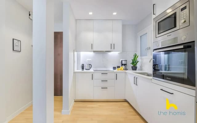 Sun-Splashed 2-BDR Corner Apartment with Hillside views! - photo 5
