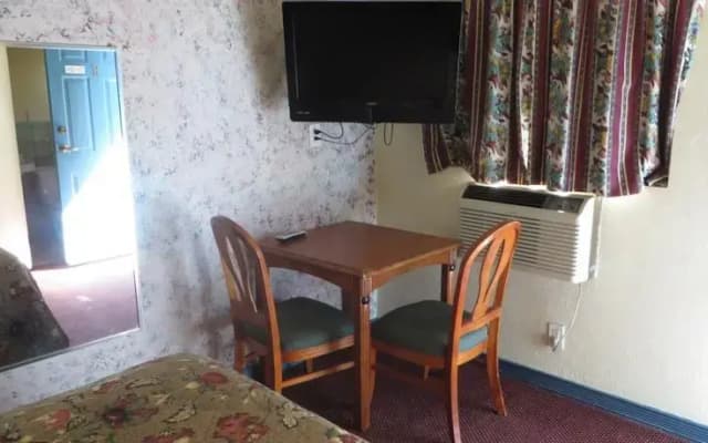 Ambassador Motel - photo 4