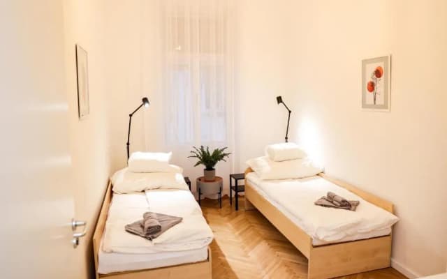 3 separate bedroom apartment for 6 people 5 BEDS, 2 BTHR AC FAST WIFI at the Parliament - photo 2