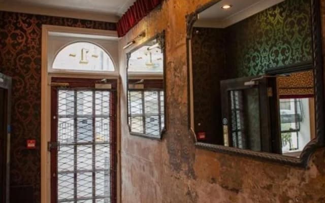 Rough Luxe Hotel - photo 2