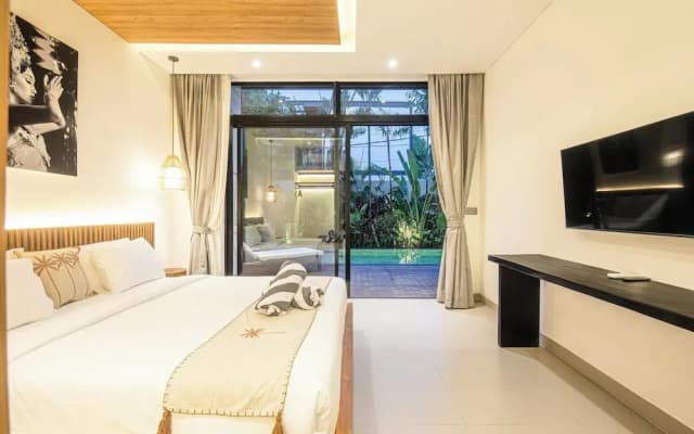 Elegant 5BR Modern Villa Steps From Caf Del Mar - photo 5