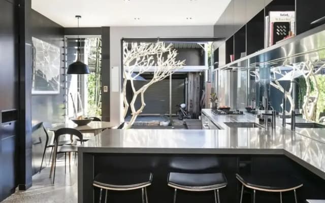 Spacious Modern Terrace House With Free Parking - photo 3