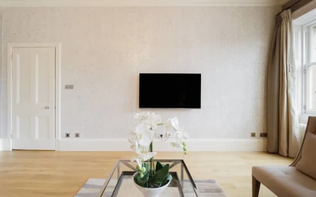 Luxury Boutique Penthouse With City Views - photo 2