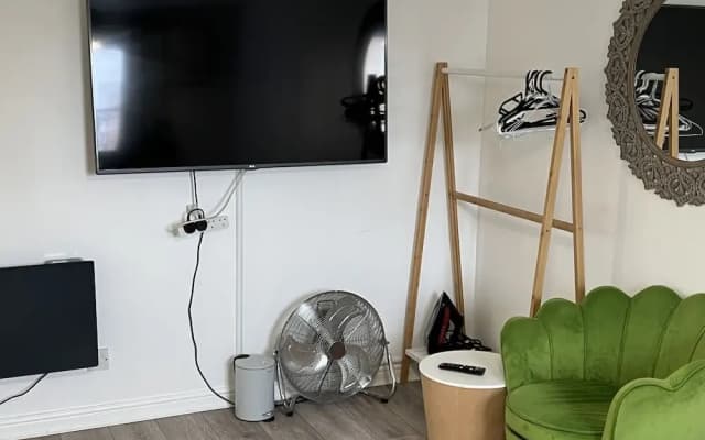 Impeccable 2-bed Apartment in Erith - photo 4