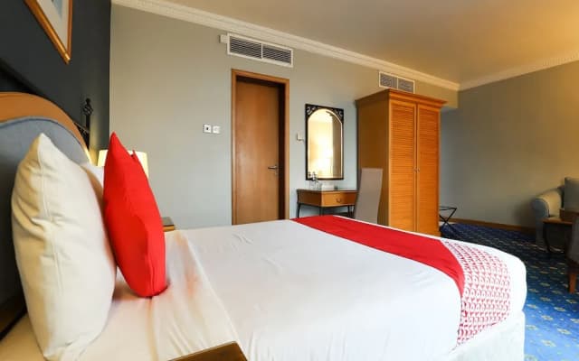 City Plaza Hotel by OYO Rooms - photo 5