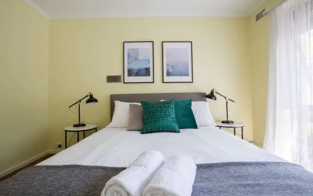 Spacious Comfortable Home in Wheelers Hill+pool - photo 3
