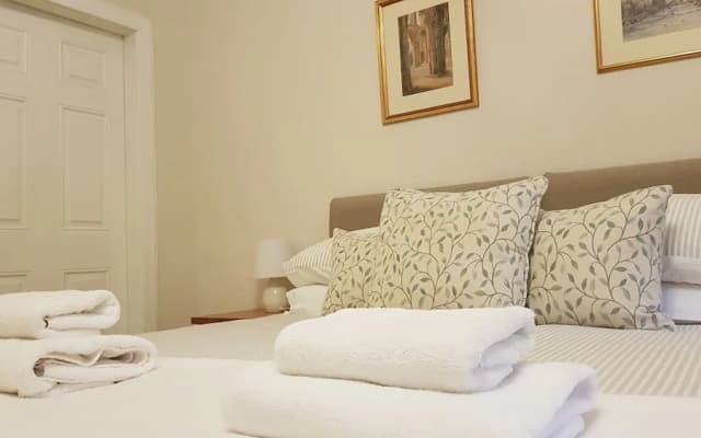 Authentic Central 3-Bedroom Apartment - photo 4