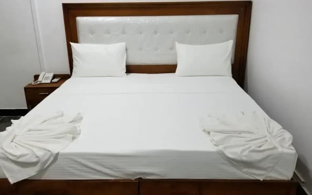 Metro Marine Drive Hotel - photo 3