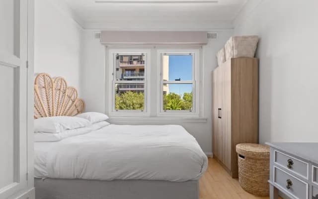 Charming 1-bed Apartment in Neutral Bay - photo 3