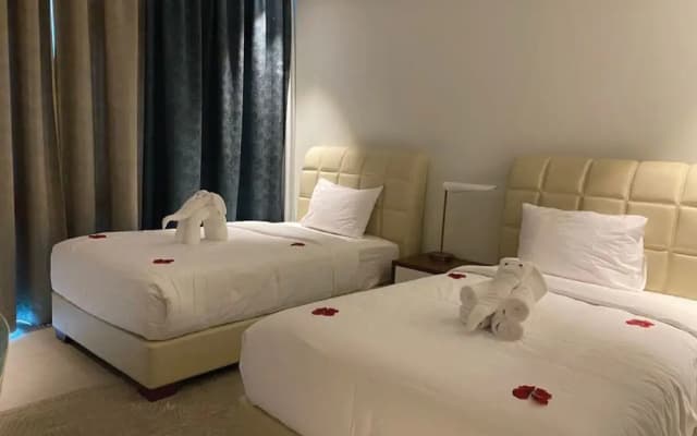 Waterfront Hotel and Apartment - photo 2