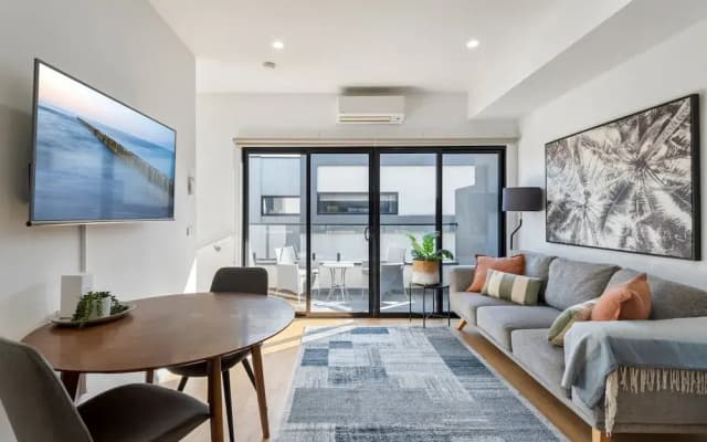 Comfortable 2BR Retreat With Balcony & Parking - photo 5