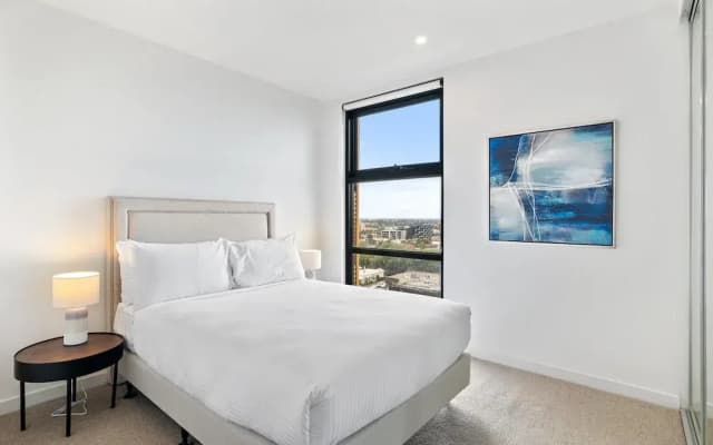 Renovated 2-bed Apartment With Balcony - photo 2