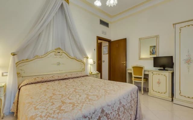 Hotel At Leonard - photo 4