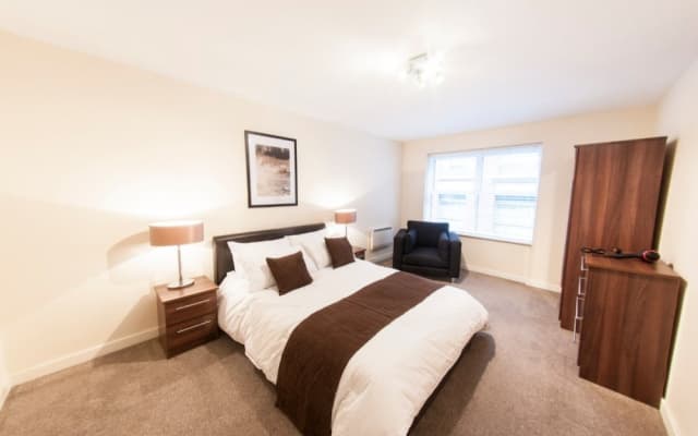Bright, Classy 2BR Riverside Flat for 4 - photo 4